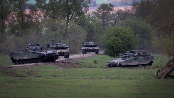 Stridsfordon 90 och stridsvagn 122.