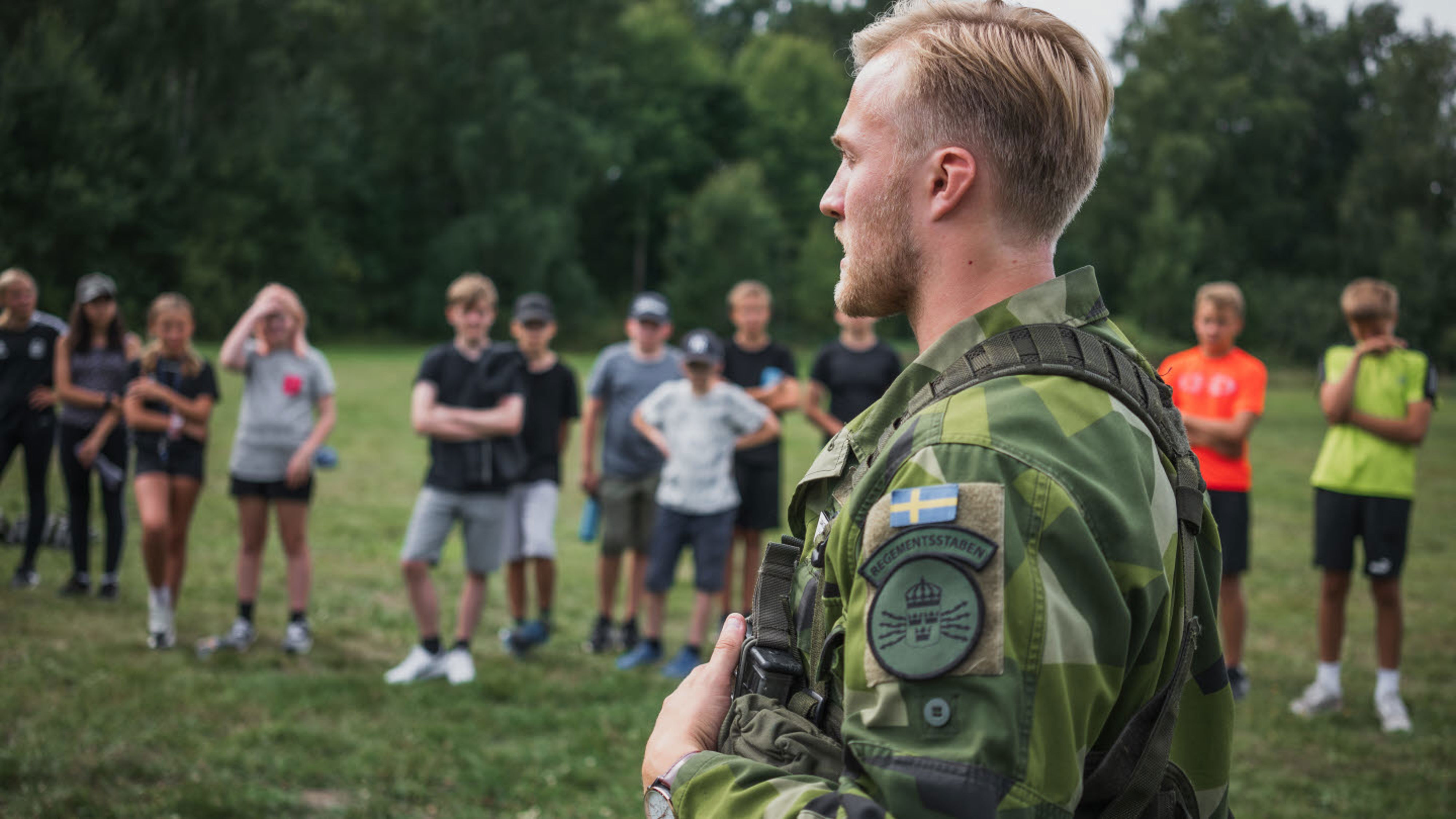 Skolinformatör på uppdrag med prao elever vid Ledningsregementet.