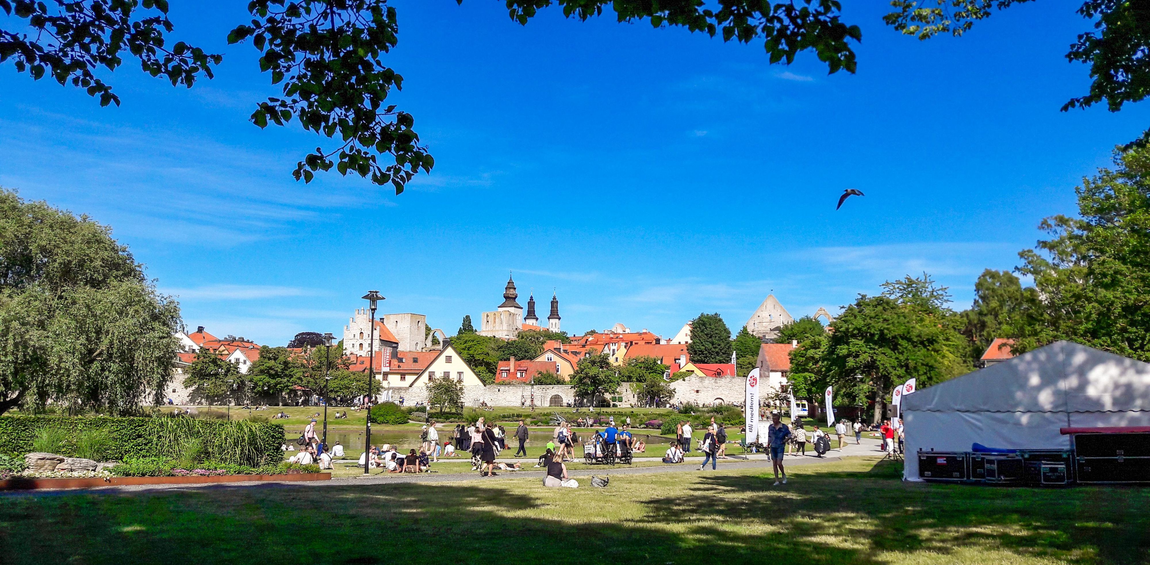 en bild på Almedalen i Visby