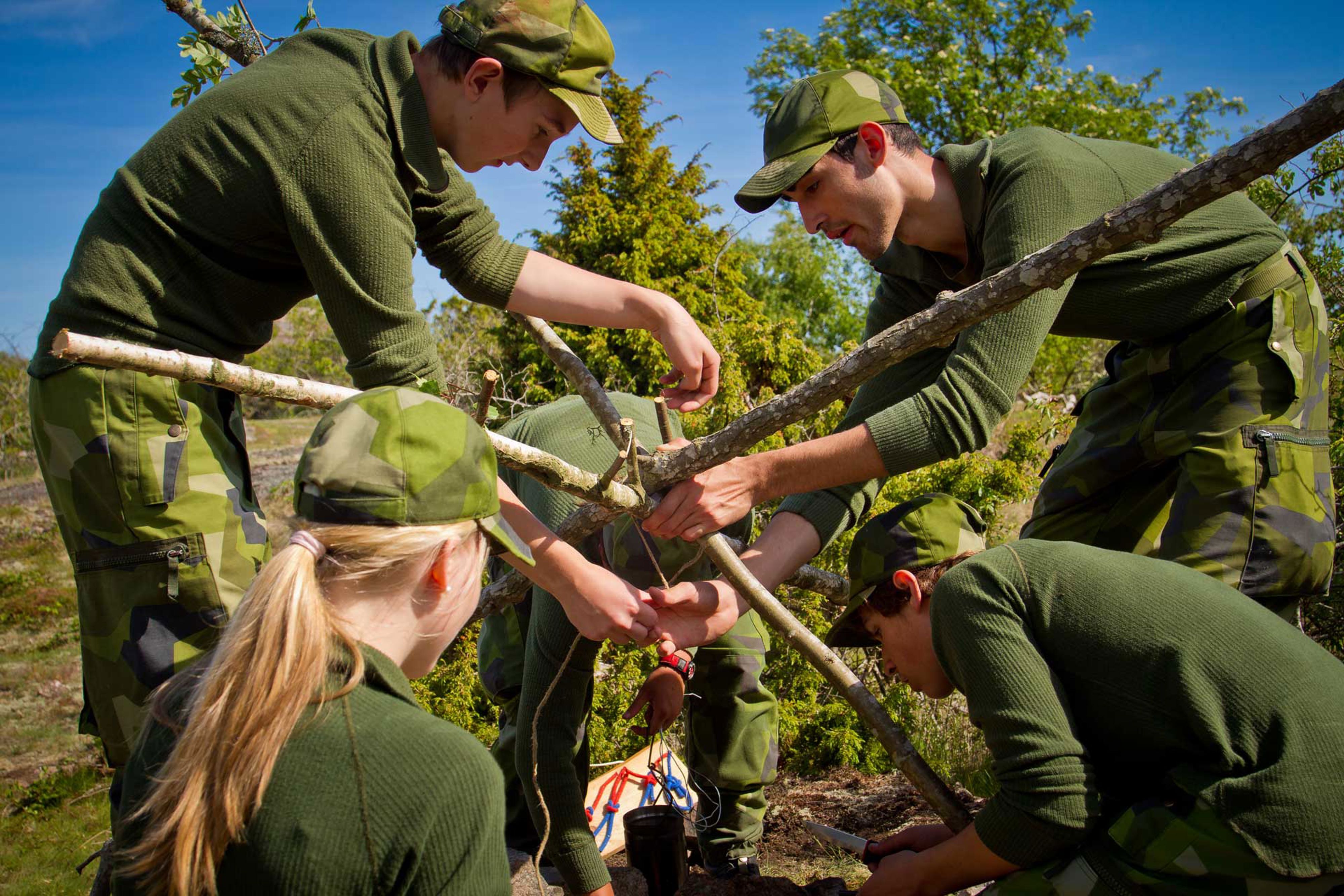 Ungdomar på militär utbildning ute i Karlskrona skärgård.