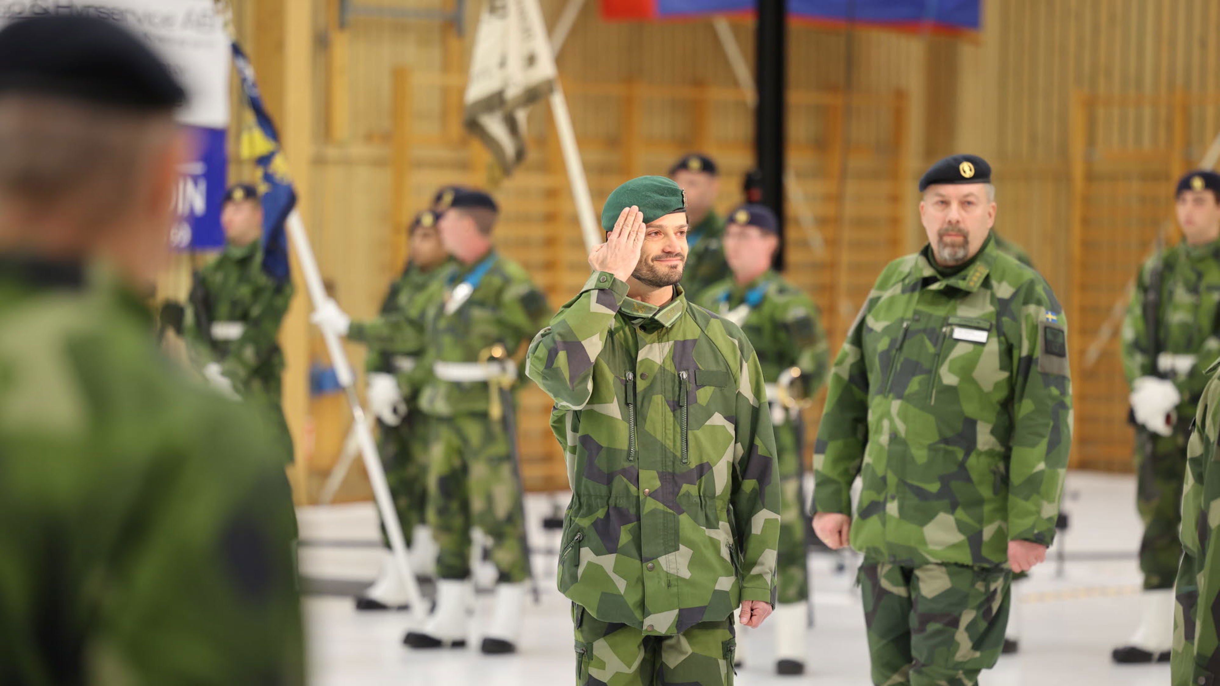 Militärer från Bergslagens artilleriregemente A 9 med Prins Carl-Philip.