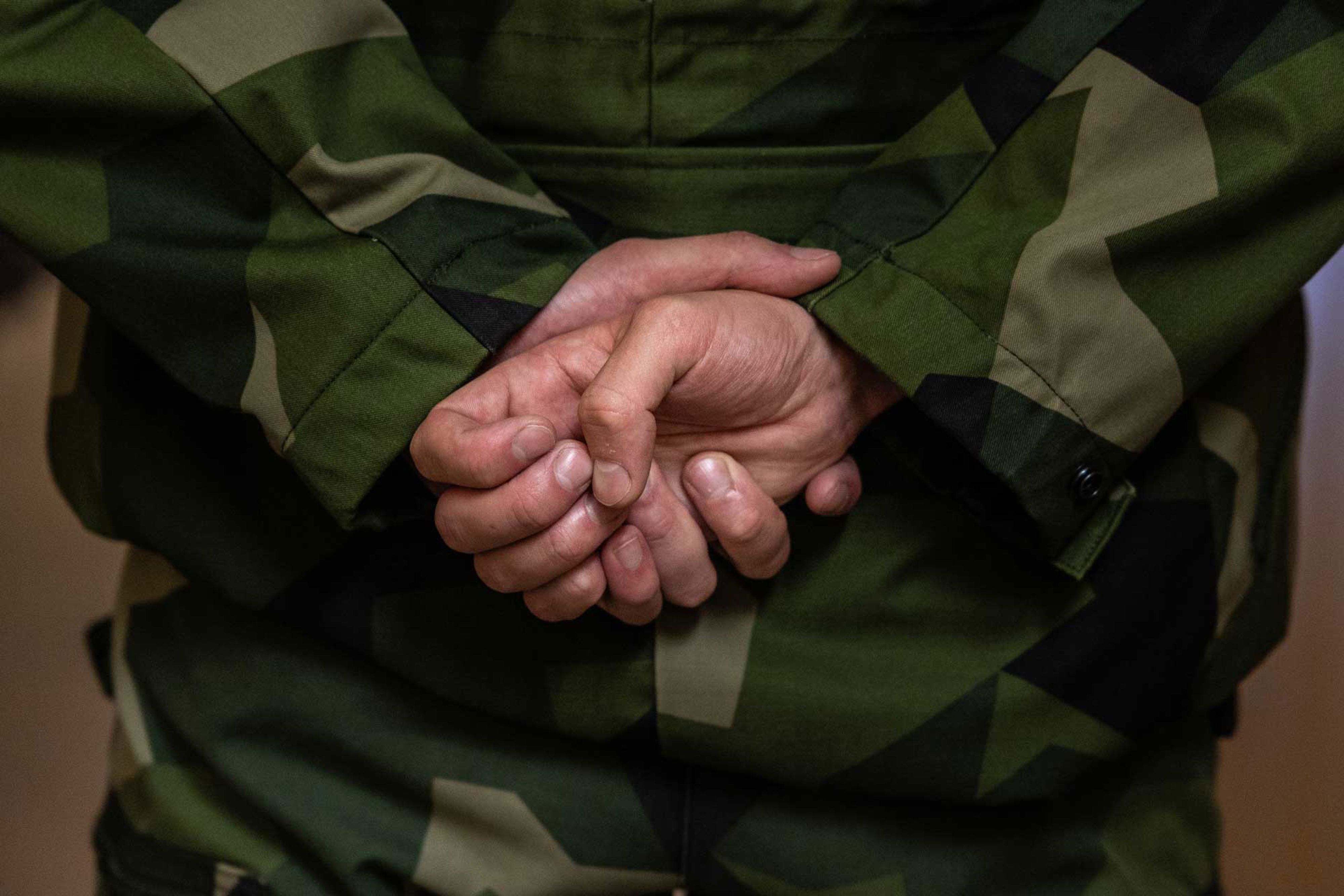 händer i kors bakom ryggen