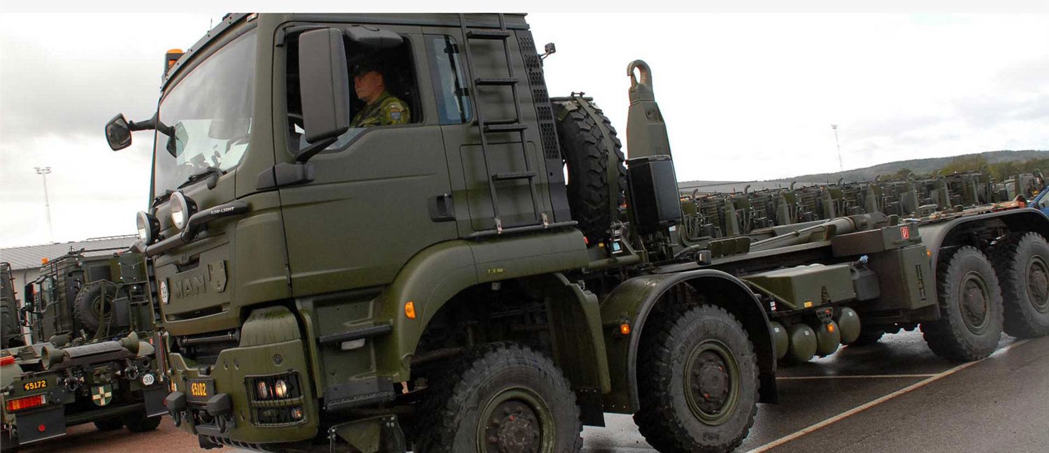 militär som kör en lastbil.