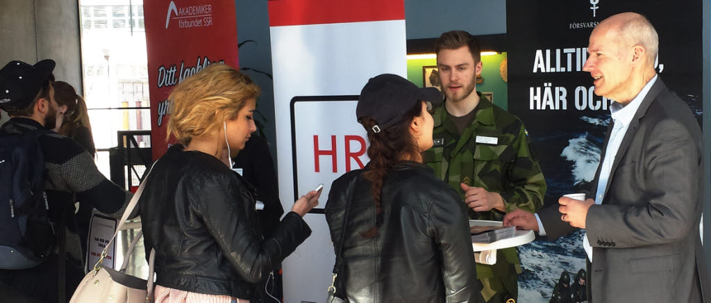 Utanför hörsalen vid högskolan Södertörn i Flemingsberg hade Försvarsmakten en monter och svarade på frågor.