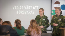 Kerstin Persson och Agnes Hyllander, skolinformatörer vid I 19. Här under en föreläsning för en skolklass på Porsnässkolan i Norrfjärden utanför Piteå.