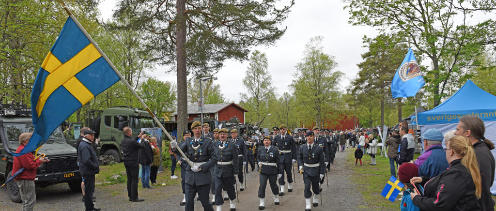 Sveriges fana i täten för Försvarsmaktens deltagande i årets nationaldag på Gammlia i Umeå. Nationaldagsfirande på Gammlia i Umeå 2015.