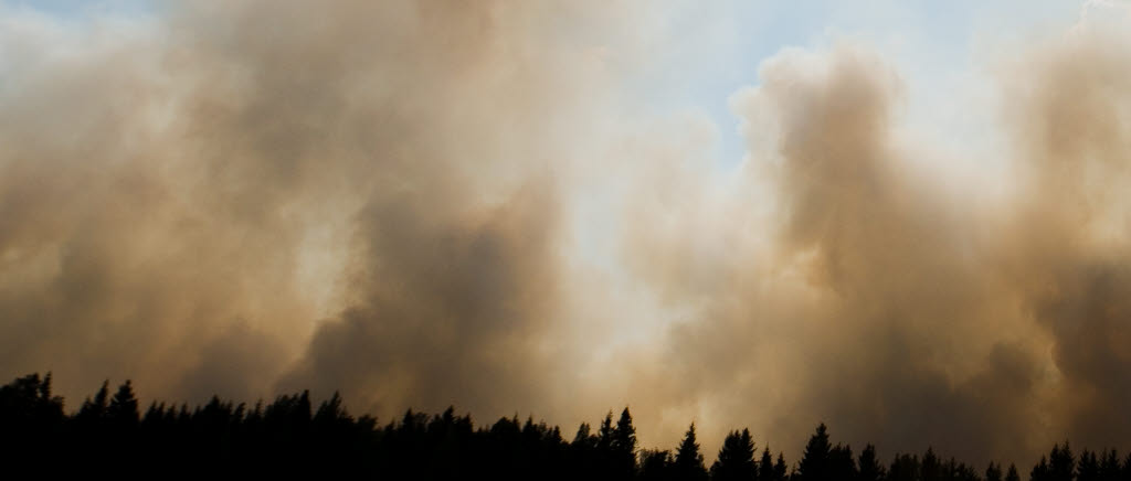 20140804 RAMNÄS
En stor skogsbrand har brutit ut i Västmanland och räddningstjänsten får stöd från bland annat Försvarsmakten.
