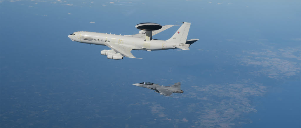 AWACS (Nato) vid sidan av Jas 39 Gripen från Sverige.