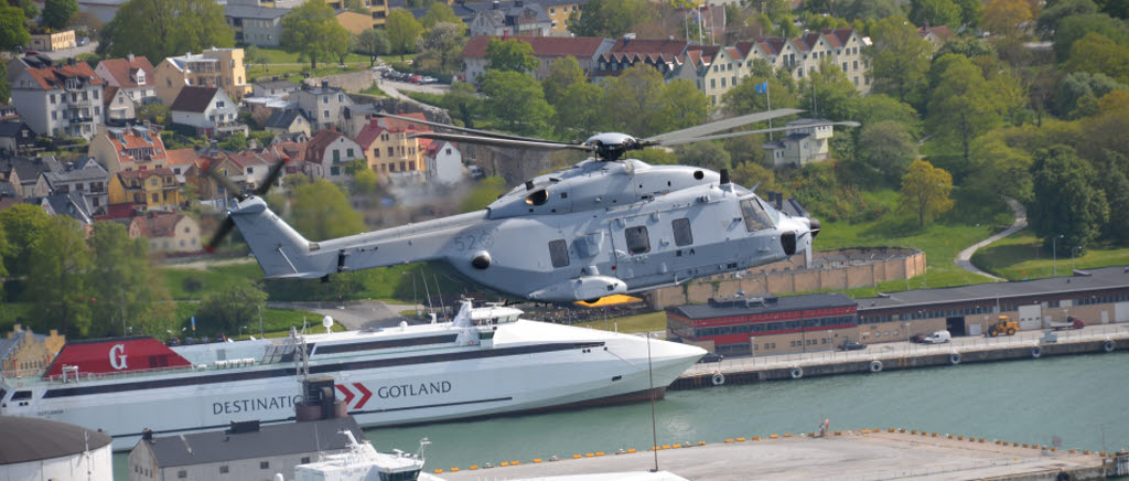 Helikopter 14 över Visby hamn.