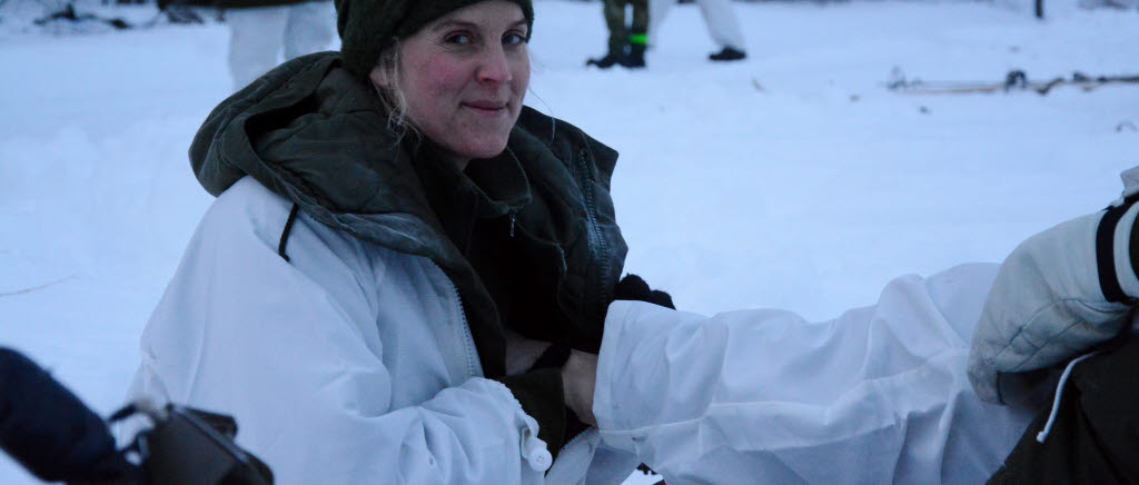 Charlotta Ryderås värmer en kamrats fot i sin armhåla, ett av övningsmomenten och en mycket viktig kunskap att ha med sig. Militärhögskolan Karlbergs kadetters vinterövning 2019 i Boden.