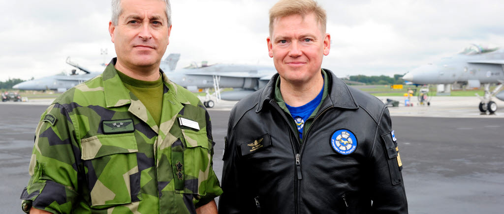 160903 Flygvapenövning 2016. Svenske flygvapenchefen generalmajor Mats Helgesson och finske flygvapenchefen generalmajor Kim Jäämeri besökte FVÖ 16. Här framför finska F-18 Hornet.