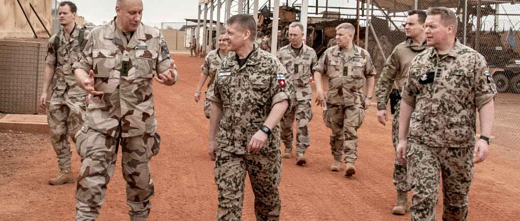 Försvarsmaktens insatschef, viceamiral Jan Törnqvist och  insatschefen i Finland, generallöjtnant Eero Pyötsiä, under besök på Camp Nobel i Timbuktu.