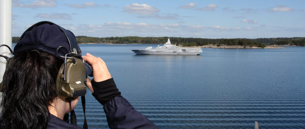 Soligt väder och vindstilla präglade första veckan. Kustkorvett och sjöman.
genrebildFM