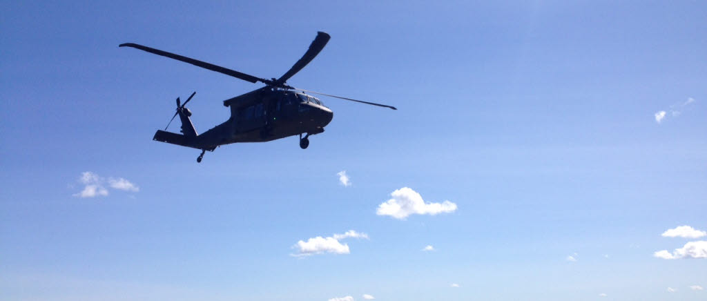 Helikopter 16 lyfter från ett flygfält på Gotland