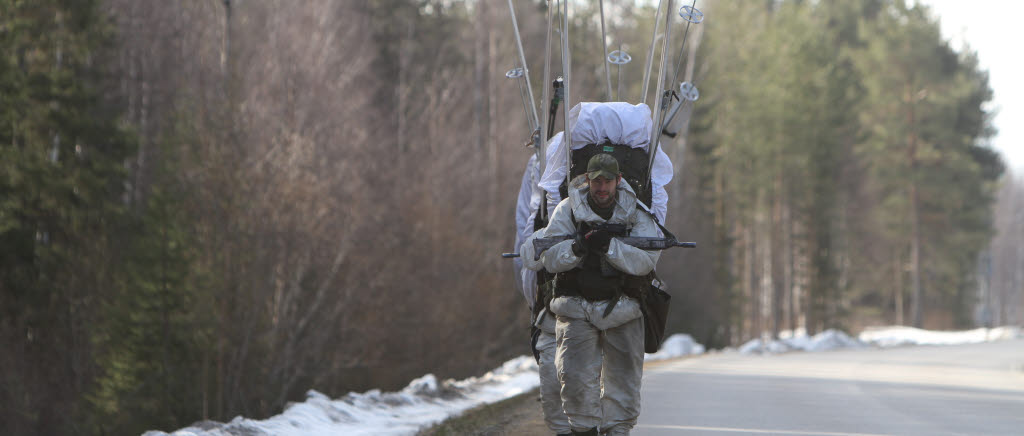 Spaningsplutonen närmar sig målet på den dryga 50 kilometer långa marschen som avslutar övningen Lodjuret. Ett litet leende kan skönjas i soldaten Olof Widerbergs ansikte trots smärta i fötter, ben och axlar. ”Jag är riktigt mör, och det är bara förnamnet”, säger han.