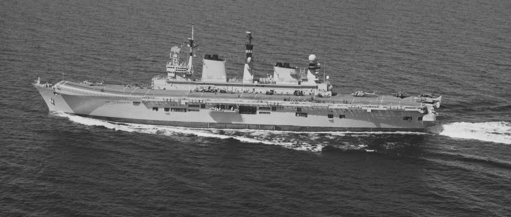 Det brittiska hangarfartyget HMS Illustrious fotograferad med SPK. 