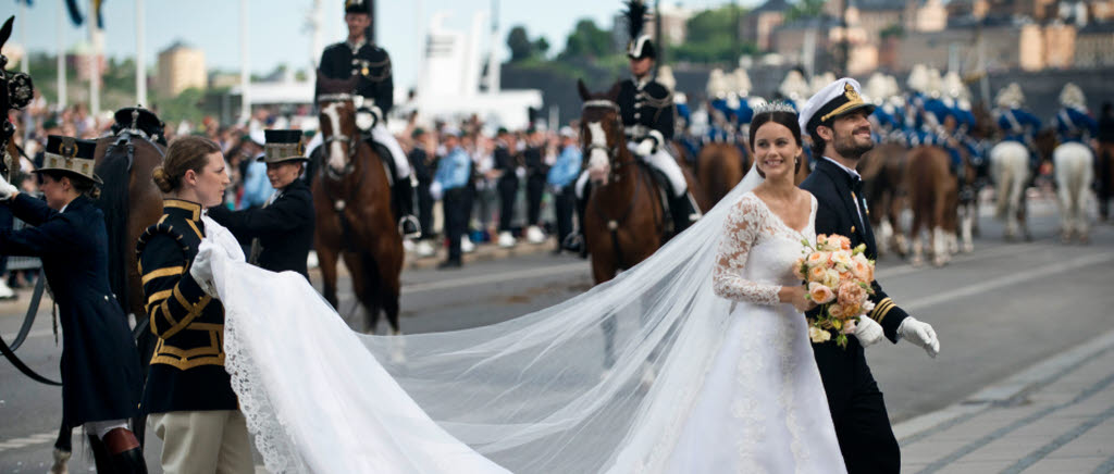 Den 13:e juni gifter sig prins Carl Philip och frÃ¶ken Sofia Hellqvist, vigseln Ã¤ger rum i Slottskyrkan pÃ¥ Kungliga slottet i Stockholm. FÃ¶rsvarsmakten deltar med 1 400 soldater och officerare frÃ¥n nio olika fÃ¶rband vilka bland annat bildar hÃ¤ckstyrka, parad, beriden eskort och stÃ¥r fÃ¶r musik.