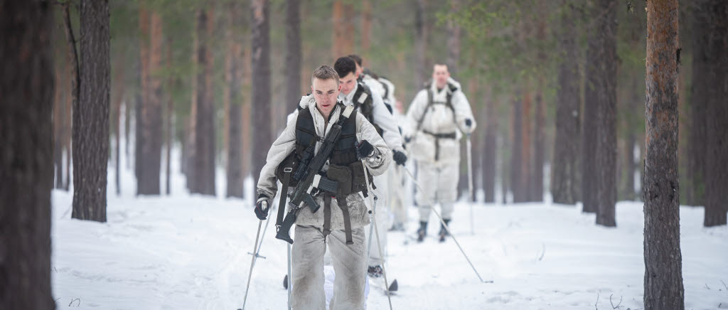 Amfibiesoldater under skidmarsch och vinterutbildning i Boden
