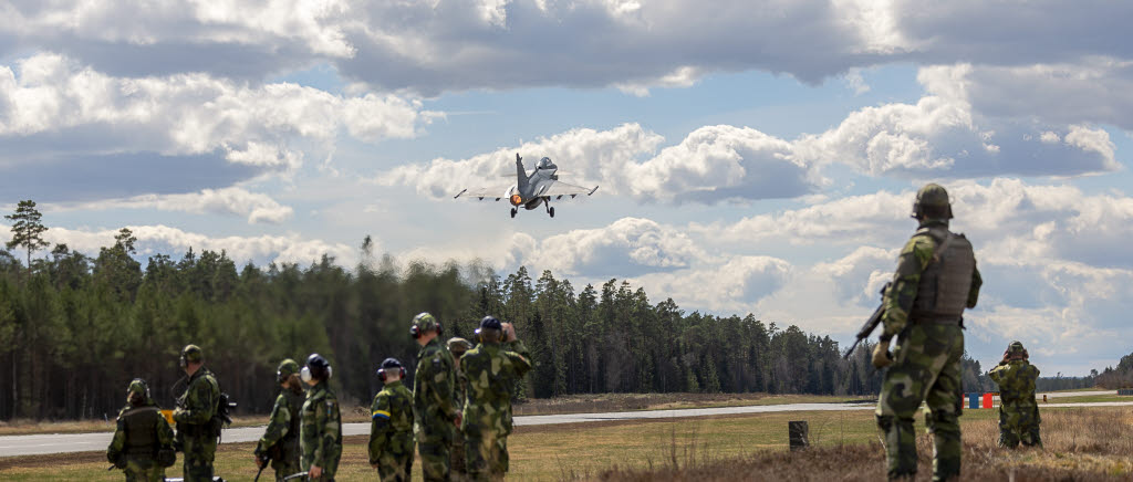 Kronprinsessan besöker övade förband i Hagshult under övning Aurora 23.



Aurora 23 genomförs från den 17 april till den 15 maj 2023 och är den största nationella övningen i sitt slag på mer än 25 år. Omkring 26 000 män och kvinnor deltar i övningen.



Övningen genomförs i luften, på marken och till sjöss. Förband över hela Sverige är delaktiga men det är framförallt i södra Sverige samt på och runt Gotland det är som mest aktivitet under övningen.



Ett flertal nationer och myndigheter kommer att delta i försvarsmaktsövning Aurora 23. På så sätt ökar vi den svenska totalförsvarsförmågan.



Tillsammans med militära förband från våra partnerländer, bygger vi säkerhet samtidigt som vi ökar den svenska operativa förmågan.



Deltagande nationer förutom Sverige är USA, Storbritannien, Finland, Polen, Norge, Estland, Lettland, Litauen, Ukraina, Danmark, Österrike, Tyskland och Frankrike.



