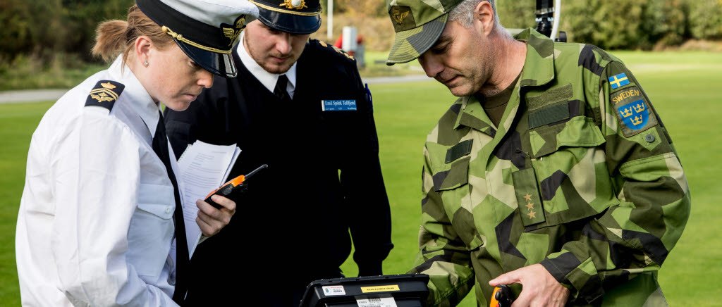 Kadetter under utbildning i militärteknik på Karlberg. Kadetter genomför laboration i radarteknik.