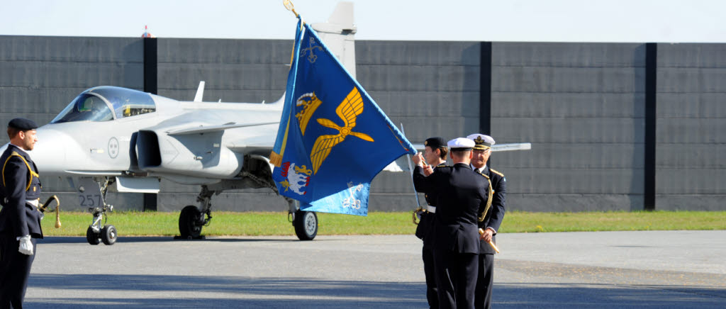 Fanöverlämningsceremoni vid F 21 i Luleå. H.M. Konung Carl XVI Gustaf överlämnade ny förbandsfana (fälttecken) till överste Fredrik Bergman.