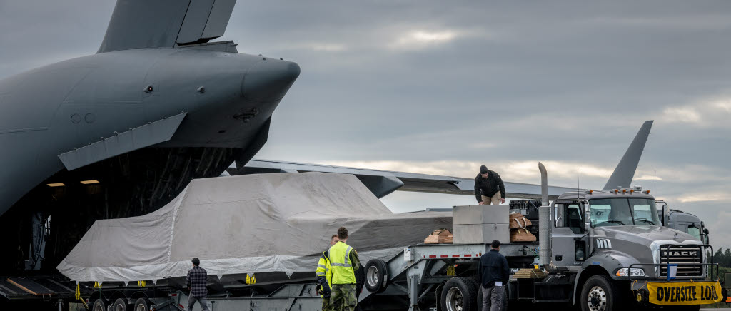 Båtar från USA anländer till F 17 i Ronneby. 