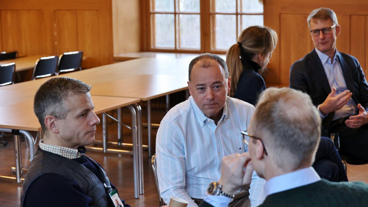 Överste Roger Nilsson diskuterar med sina kurskamrater på kursen jämställdhetsintegrering för högre chefer på Managementenheten på Militärhögskolan Karlberg