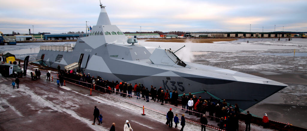 HMS Karlstad besöker Karlstad. HMS Karlstad i Yttre Hamnen. 