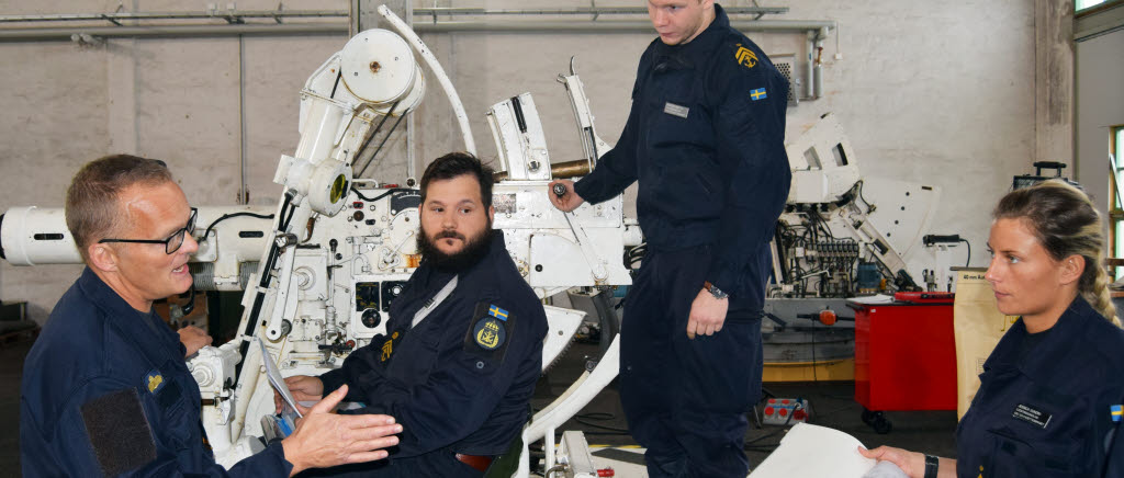 Pjäsutbildning av specialistofficerskadetter under luftförsvarskurs. Inomhus i pjäshallen på Lindholmen i Karlskrona och utomhus på Marinbasens skjutfält i Torhamn.