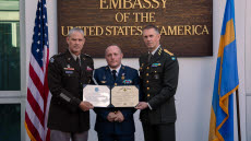 MEDALJ. Generallöjtnant Charles D. Costanza, chef för USA:s femte kår, överlämnade medaljen till förvaltare Fredrik Flink vid den amerikanska ambassaden tillsammans med arméchef Jonny Lindfors.