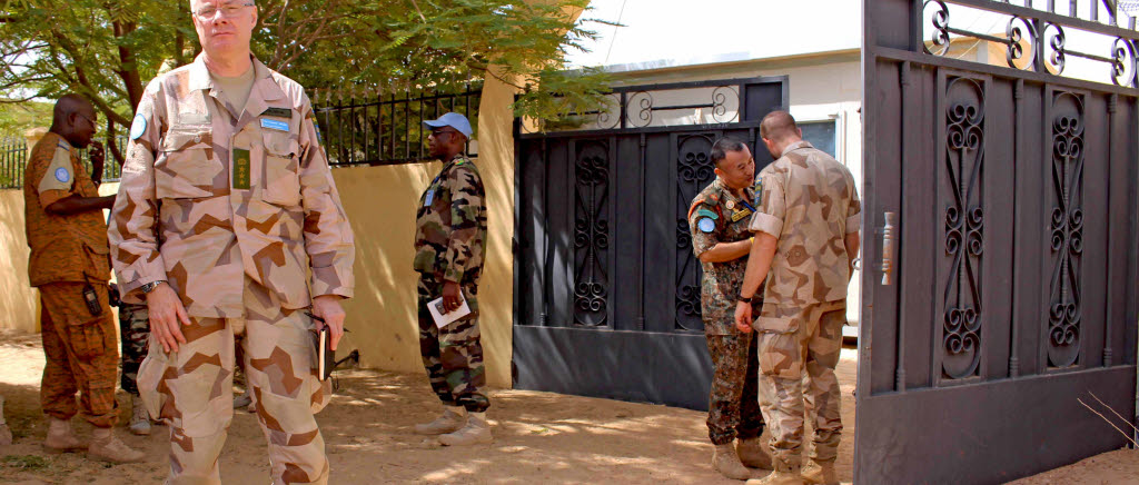 Överste Lars Karlsson utanför det militära högkvarteret i Timbuktu. 