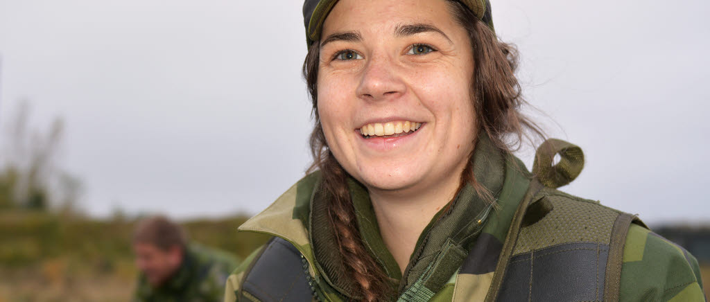 Repetitionsutbildning vid Luftvärnsregementet Lv 6 2016 v 42 (omgång två)

Matilda Pettersson tycker det är spännande att komma in på reputbildning, särskilt som hon grundutbildats vid Helikopterflottiljen och nu placeras i Luftvärnet - dock inom samband, som hon är utbildad för!!