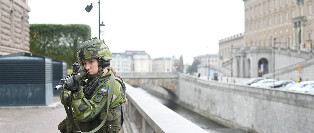 Soldater övar skydd och bevakning i Stockholm.