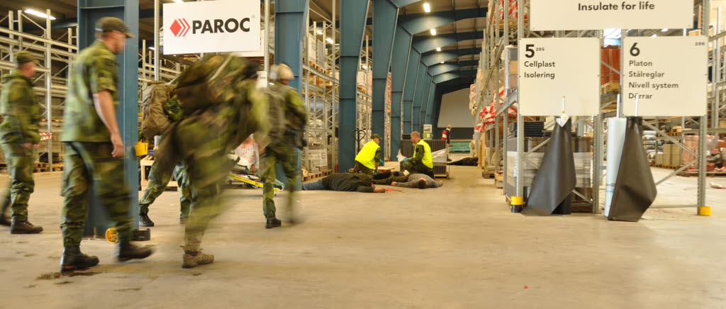 Överblick av kaoset på plats när en självmordsbombare har spräng sig själ i ett "köpcentrum" under SWEDEC EOD Exercise.