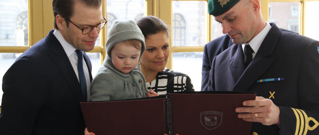 Vid överlämning av fotoalbum, berättade bataljonschefen, Per Gottfridsson om förra årets verksamhet på förbandet