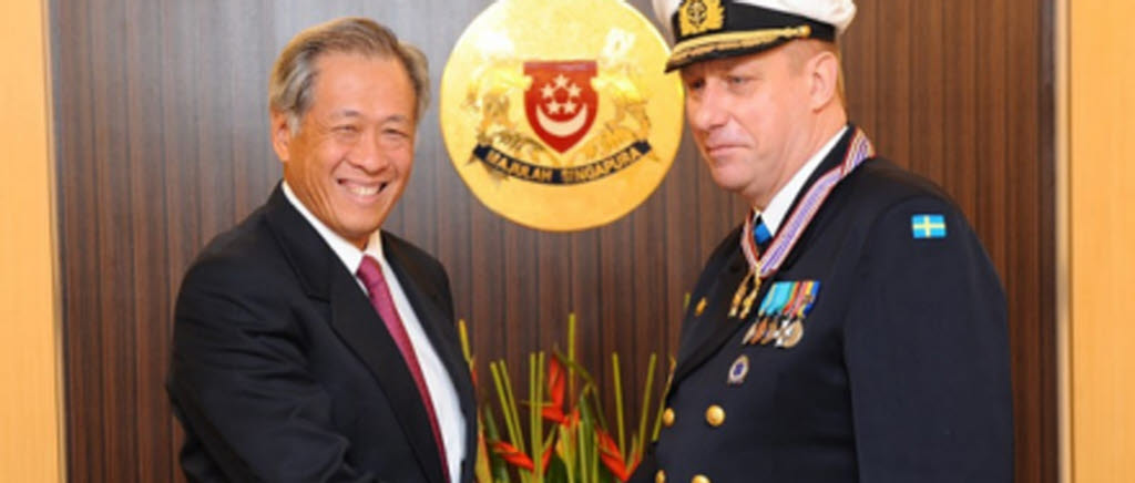 Amiral Jan Thörnqvist tar emot förtjänstmedalj från Singapore. Från vänster: Ng Eng Hen, Singapores försvarsminister och Jan Thörnqvist, marinchef.