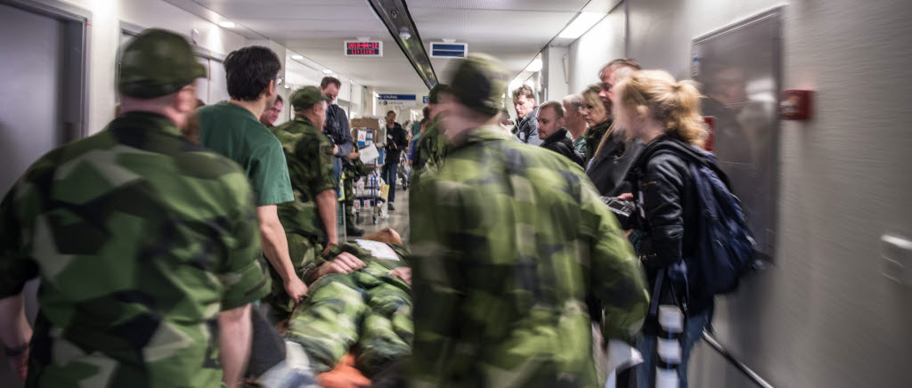 Övningen Liv, arrangerad av FömedC vid Göteborgs garnison i sammarbete med Sahlgrenska sjukhuset. Försvarsmakten bistod med ett hundratal skademarkörer som snabbt fyllde upp den civila akutmottagningen.

Den 12 april genomfördes katastrofövning Liv. Övningen är ett samarbete mellan Sahlgrenska Universitetssjukhuset (SU) och Försvarsmedicincentrum (FömedC). SU avser höja sin kapacitet att ta emot stora volymer skadade patienter på kort tid. FömedC har ett uppdrag att stödja en sådan utveckling inom ramen för Totalförsvarets Sjukvårdssystems fortsatta arbete och implementering. Under övning Liv användes ett hundratal skademarkörer som transporterades från Göteborgs garnison till SU med fordon och helikoptrar. Totalt engagerade övningen omkring 200 personer.