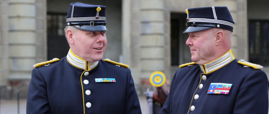 Mathias Henriksson och Johan Medin står och samtalar på yttre borggården på stockholms slott