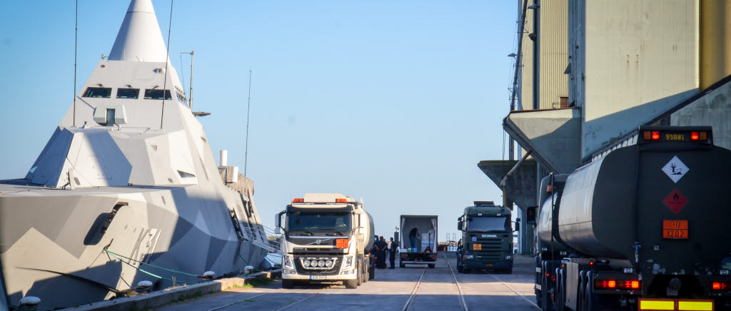 Logistikstöd till marina enheter under övning. Ystad. Mycket aktivitet I hamnen när HMS Visby kommer in för bunkring och
proviantering.