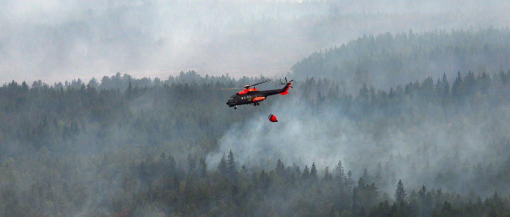 Helikopter 10 stödjer vid brandbekämpningen i Västmanland.