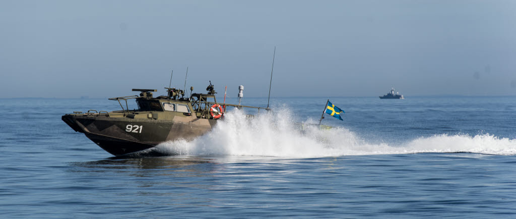 Svensk stridsbåt med korvett i bakgrunden. BALTOPS är en årligt återkommande övning. I år är syftet att träna svenska styrkor att samöva med andra nationer. Centralt i övningen är en landstigningsoperation på Ravlunda skjutfält.