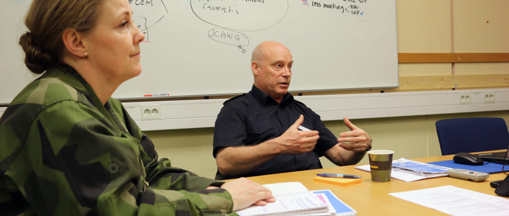 CJSE 16, Malin Persson och Anders Grenstad i en diskussion om militärstrategisk kommunikation.