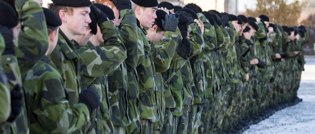 Basker på! Rekryterna vid Norrbottens pansarbataljon tar på sig den svarta pansarbaskern efter helgens utbildningskontroll.