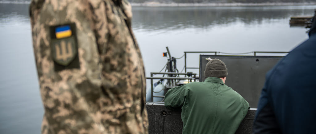 Ukrainsk soldat bredvid svensk stridsbåt