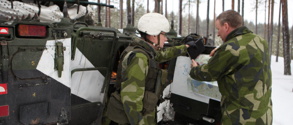 Brigadchefen Lars Karlsson samverkar med bataljonschefen Per Carlsson ute i övningsterrängen under Vintersol 2014.