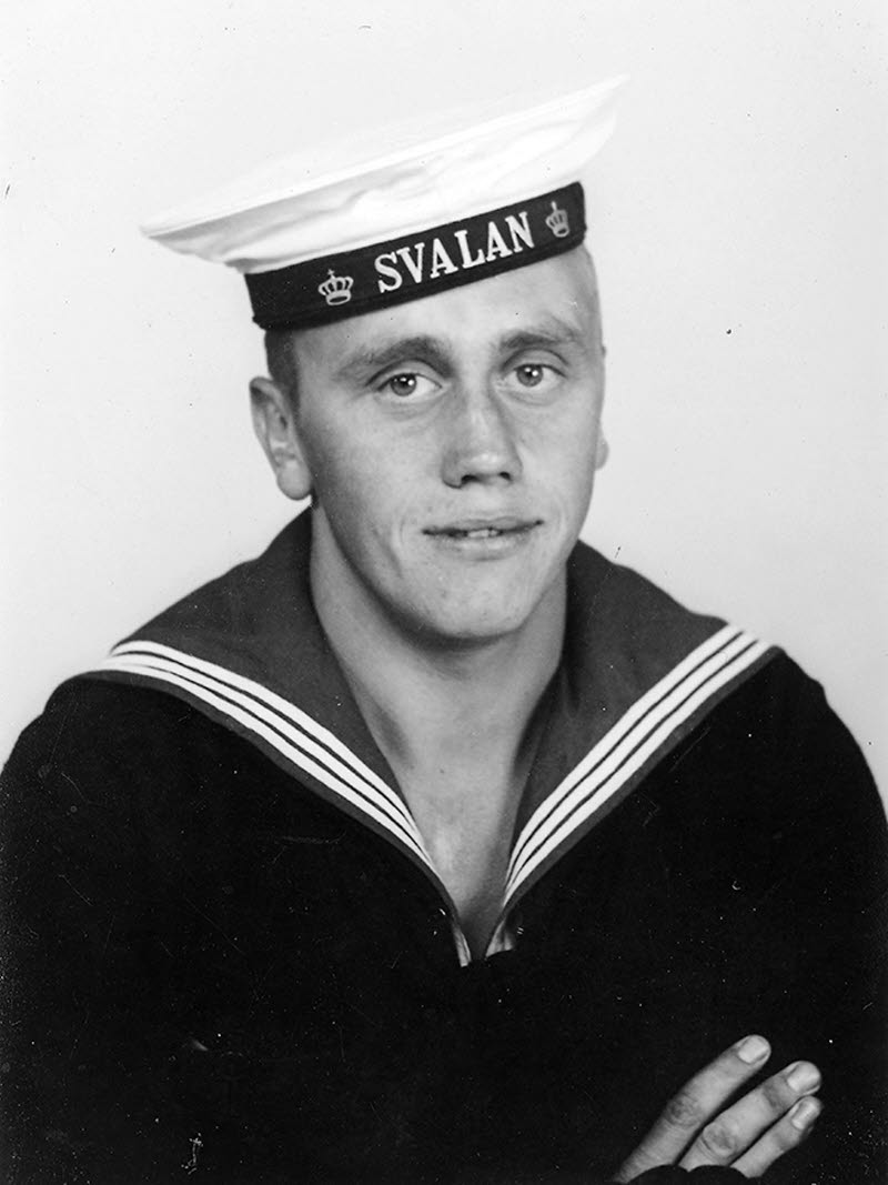 Porträttbild från 1938 på sjöman med rundmössa och mössband. 