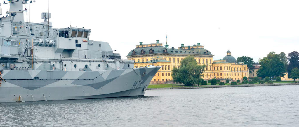 HMS Kullen utanför Drottningholms slott