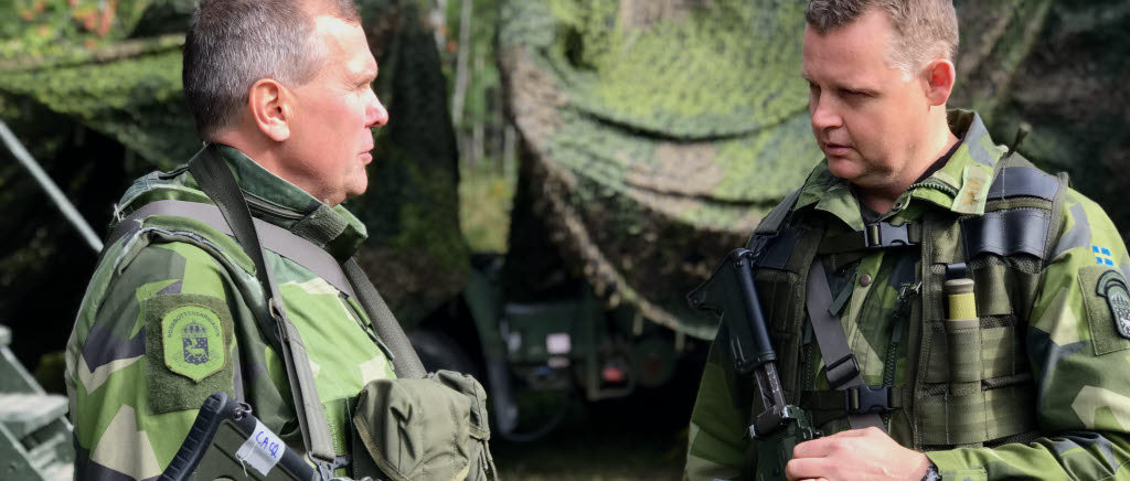  Ställföreträdande brigadchef, överstelöjtnant Tommy Sjödén, till vänster, i samtal med stabschefen, överstelöjtnant Jan Lundberg. 