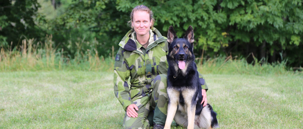 Instruktören Elina Malmebo och hunden Raven vid Försvarsmaktens Hundtjänstenhet (FHTE) utbildar de ekipage som befinner sig på Livgardet i Kungsängen.