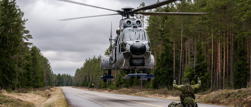 Soldat ur 132. Säkerhetskompani Sjö leder ner en Hkp10B under övningen